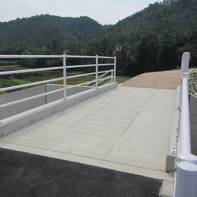 橋梁・水路蓋用に開発された簡易床版