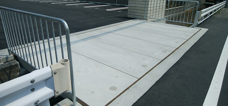 Precast concrete floor panels