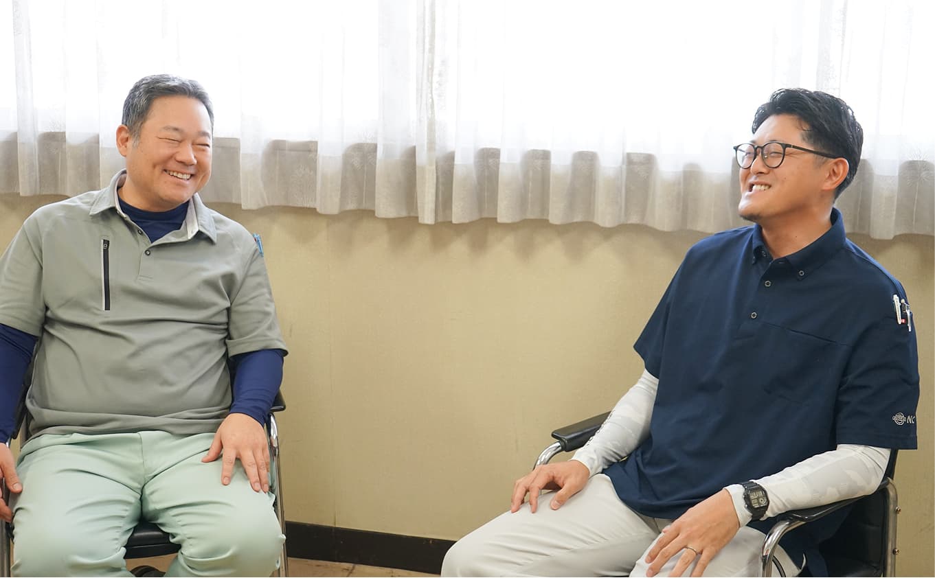 写真：笑顔で対談する佐藤さんと山下さん
