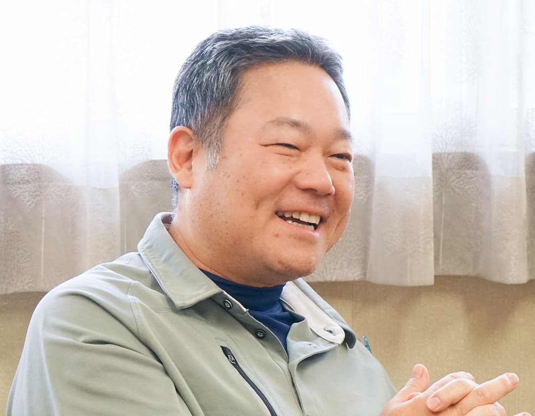 写真：笑顔で対談する佐藤さん