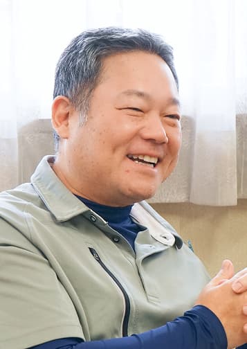 写真：笑顔で対談する佐藤さん