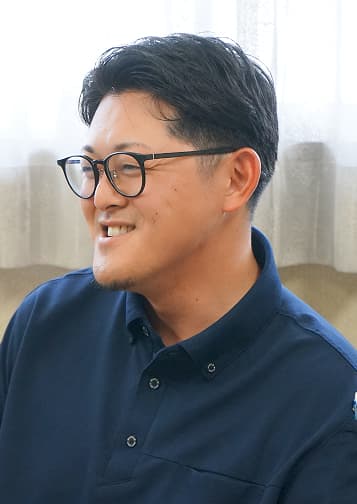 写真：笑顔で対談する山下さん