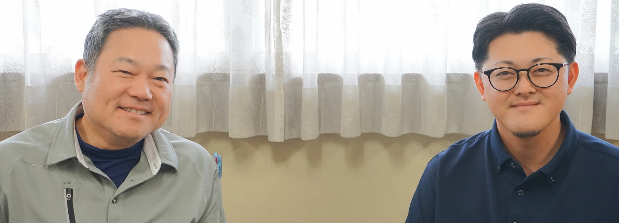 写真：カメラに向かって並ぶ佐藤さんと山下さん