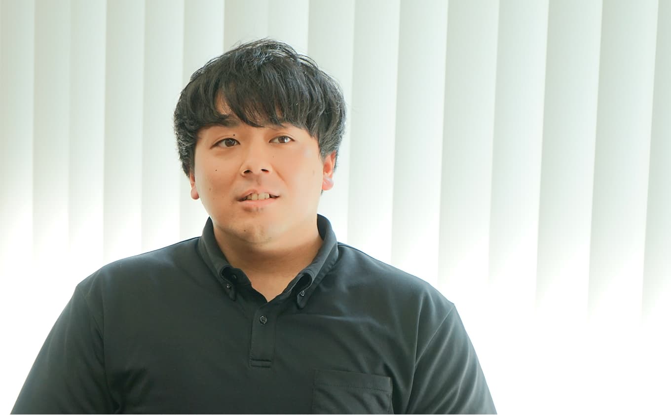 写真:対談中の阿曽さん