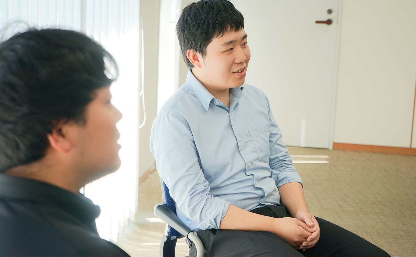 写真:対談中の近藤さん