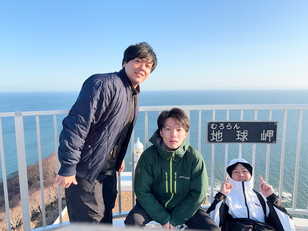 写真：北海道の地球岬を訪れた阿曽さんと同僚