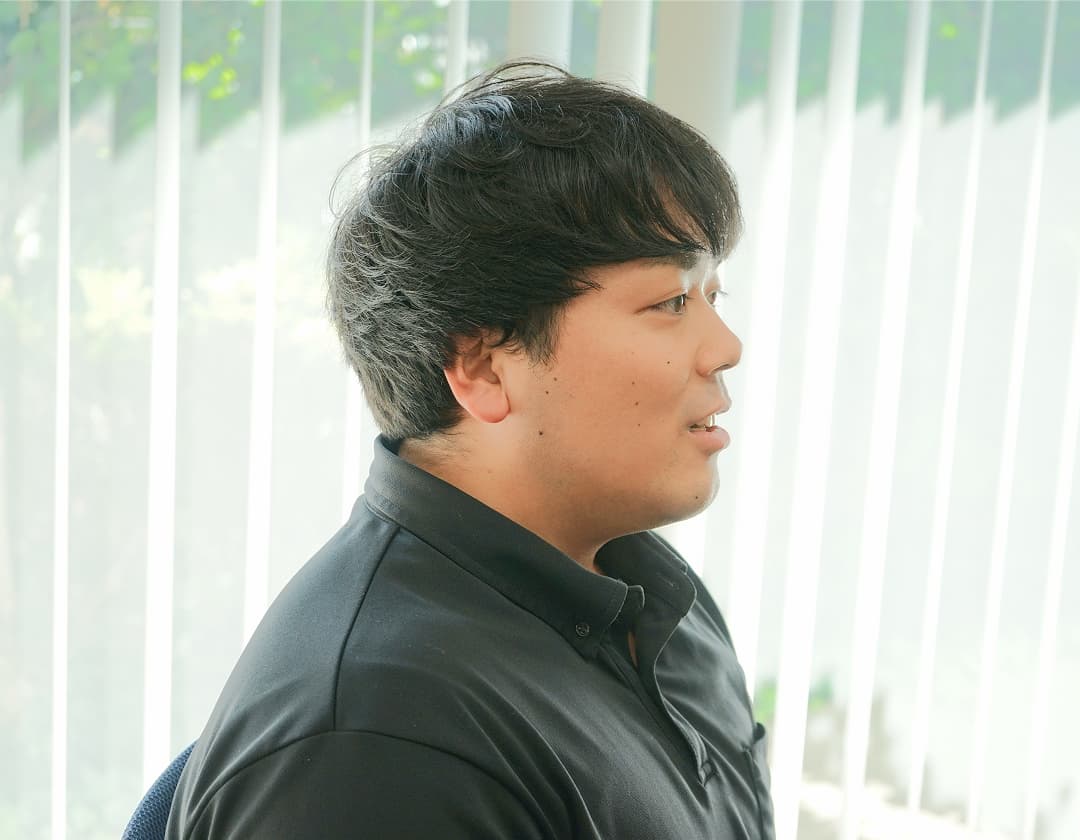 写真：近藤さんと向かい合う阿曽さんの横顔