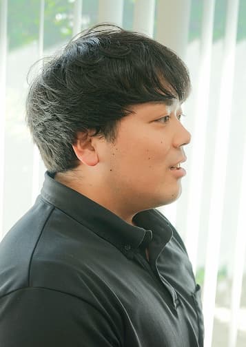 写真：近藤さんと向かい合う阿曽さんの横顔
