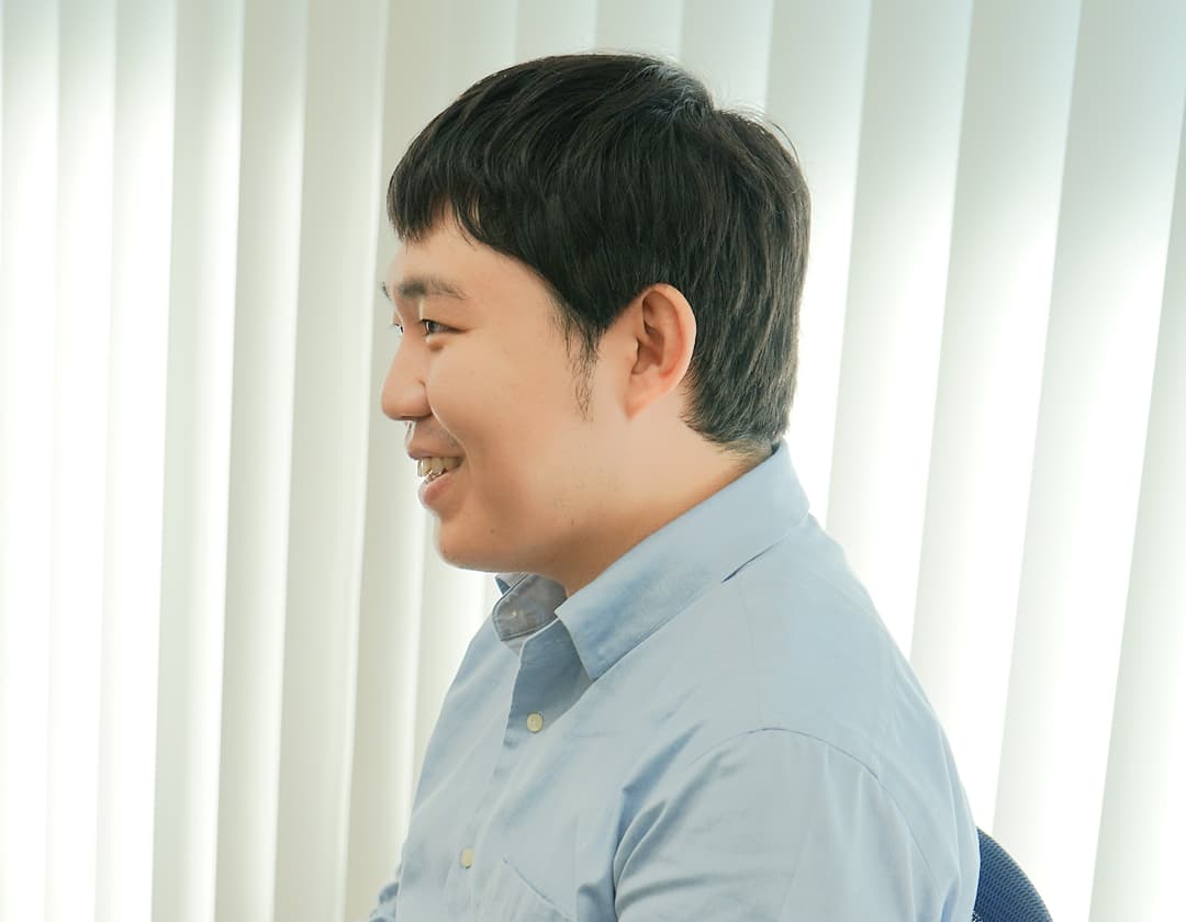 写真：阿曽さんと向かい合う近藤さんの横顔