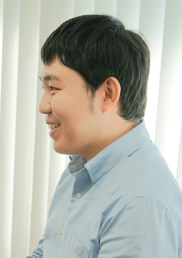写真：阿曽さんと向かい合う近藤さんの横顔