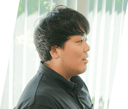 写真：近藤さんと向かい合う阿曽さんの横顔
