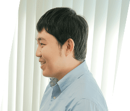 写真：近藤さんと向かい合う阿曽さんの横顔