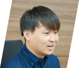 写真：対談中の片岡さん
